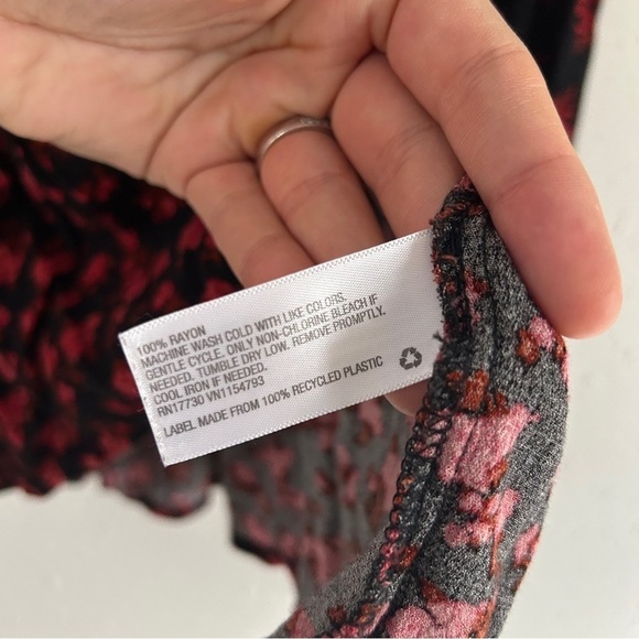 🦋 Mossimo Supply Co Black Red Floral Flowy Blouse Holiday Christmas Medium - Picture 3 of 4